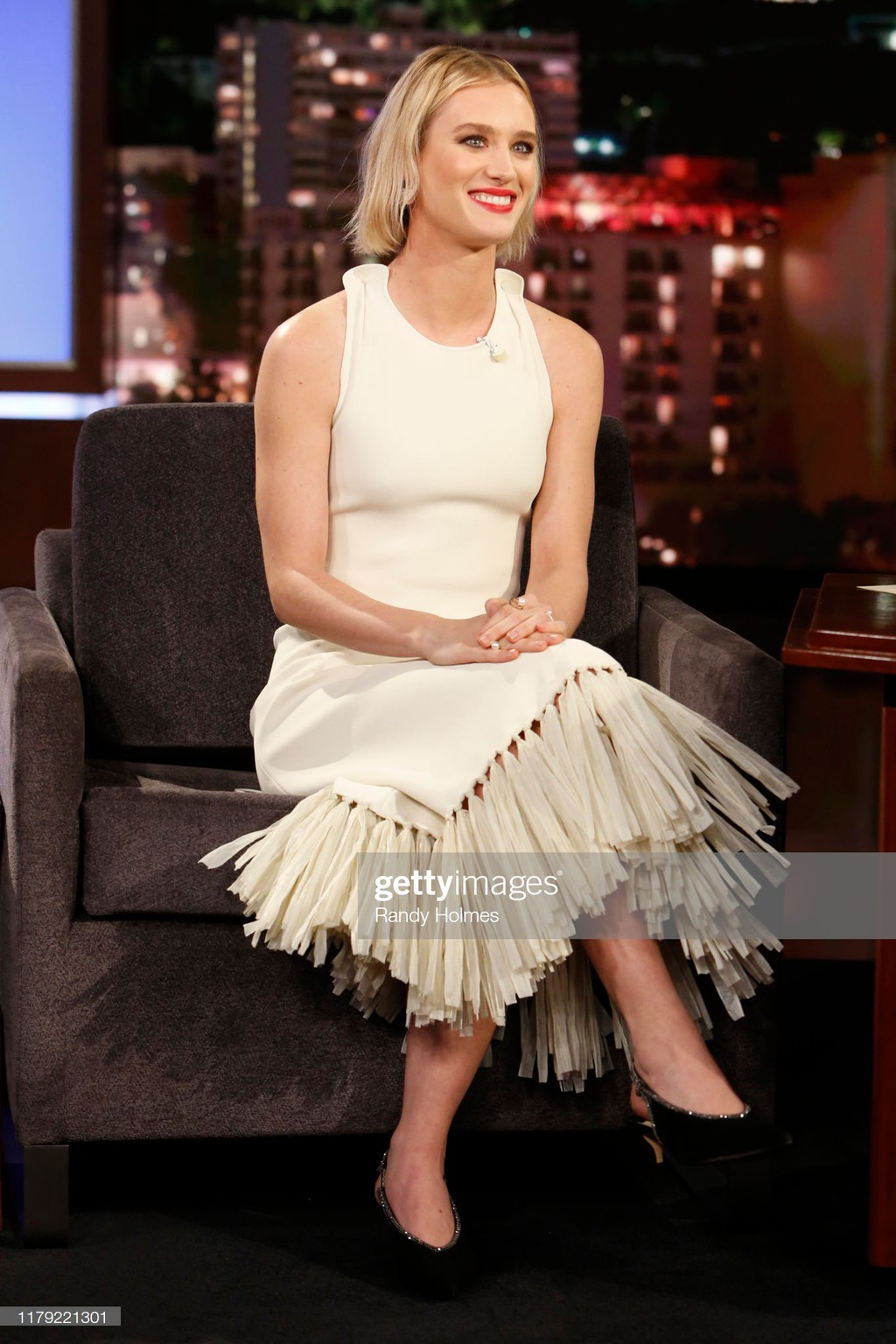 Ngoài đời, Mackenzie Davis là phụ nữ rất xinh đẹp, đặc biệt là ở nụ cười tươi và đôi mắt to tròn. Ưu điểm của ngôi sao sinh năm 1987 còn đến từ chiều cao chuẩn người mẫu 1,78 m. Dù mặc hở hay kín đáo, Davis vẫn được khen nổi bật trước đám đông.