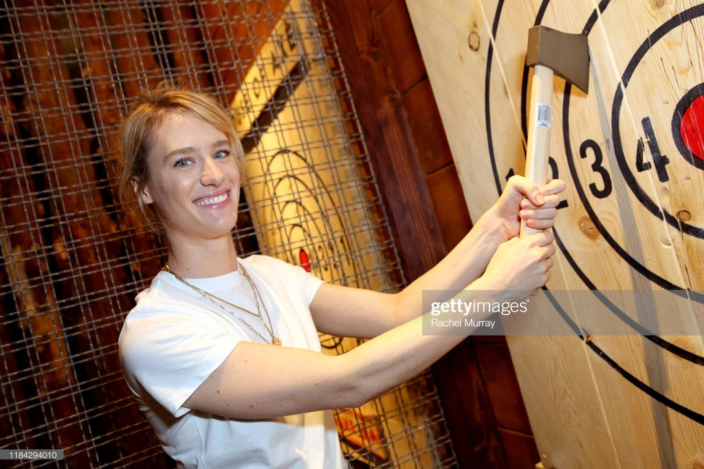 Ngôi sao người Canada tạo dấu ấn với hình tượng tóc tém cá tính, thân hình mảnh mai và gương mặt lạnh lùng. Ở phim, cô đã có những màn rượt đuổi, đấu đá dữ dội, tạo cảm giác mãn nhãn cho người xem. Mackenzie Davis được đánh giá thành công với vai Grace.