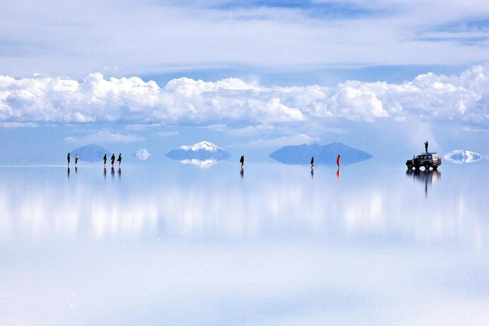 Salar de Uyuni Trải dài khoảng 10.500 km2 trên độ cao 3.656 m ở cao nguyên Andean (Bolivia), là cánh đồng muối lớn nhất thế giới. Nơi đây là điểm du lịch nổi tiếng nhất của Bolivia. Mỗi năm, điểm đến thu hút hàng trăm nghìn du khách khám phá cảnh quan đơn sắc có một không hai. Ảnh: National Geographic.