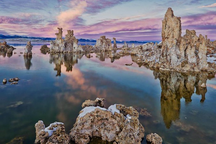 Mono là một hồ nước mặn cạn nằm ở sa mạc phía đông dãy núi Sierra Nevada (California, Mỹ). Hồ nước này không có lối thoát ra biển nên lượng muối tích tụ lại khá cao. Bởi vậy, Mono là nơi sinh sống lý tưởng của nhiều loài tôm nước mặn. Khi đến đây, du khách sẽ nhìn thấy những tháp đá vôi nổi lên trên mặt nước mang hình thù kỳ lạ. Những ngọn tháp lộ rõ hơn khi mực nước trong hồ ngày một cạn dần. Ảnh: Revitalization.