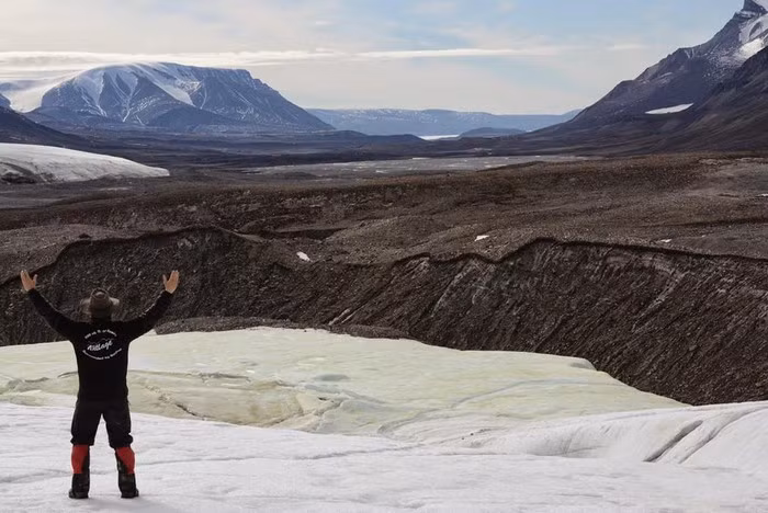 Đèo Borup Fiord là địa điểm sở hữu khung cảnh siêu thực thuộc đảo Ellesmere (Canada). Từ lâu, nơi đây đã xuất hiện một dải băng màu vàng, có mùi hôi, giống như bề mặt mặt trăng Europa của sao Mộc. Tác phẩm này được tạo ra từ những con suối mặn phun ra lưu huỳnh. Các nhà khoa học đã tìm thấy các cộng đồng vi sinh vật tại đây và sử dụng chúng để nghiên cứu sự sống từ xa. Ảnh: A Cosmobiologist's Dream.
