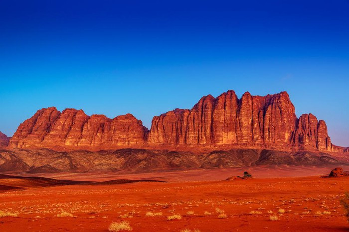 Wadi Rum hay còn được gọi là "sao Hỏa trên mặt đất”, nằm phía nam Jordan, cách thủ đô Amman khoảng 300 km. Vùng đất khô cằn này sở hữu nhiều ngọn núi sa thạch bao phủ xung quanh tạo thành một thung lũng đẹp huyền ảo. Qua hàng triệu năm, những ngọn núi ở đây bị bào mòn tạo thành các hình thù độc đáo bởi tác động của mưa gió, cát bụi… Ảnh: Hamdan Yoshida.