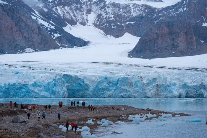 Svalbard là một quần đảo nằm giữa Na Uy và Bắc Cực. Nơi đây là một trong số ít khu vực cực Bắc có người sinh sống của thế giới. Bạn có thể nhìn thấy cực quang trong mùa đông. Vào mùa hè, mặt trời chiếu sáng suốt 24 giờ. Hiện nay, quần đảo có 7 công viên quốc gia và hơn 15 khu bảo tồn chim. Ảnh: OceanWide Expeditions.
