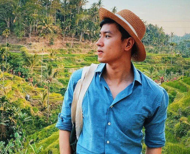 Nguyễn Quang Đạt (sinh năm 1991) là cựu học sinh THPT Chu Văn An (Hà Nội), sau đó anh theo học Đại học Ngoại thương. Tới năm thứ 2, 9X đi du học 2 năm ở New Zealand và trở thành phi công. Kể từ đó, 9X được biết đến với biệt danh "cơ trưởng trẻ nhất Việt Nam" và gây "bão mạng" vào năm 2015.