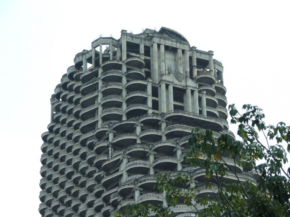 4. Sathorn Unique Tower Toà nhà Sathorn Unique còn được gọi là "Ghost Tower" tại Thủ đô Bangkok (Thái Lan) rất cuốn hút những người ưa mạo hiểm, sẵn sàng liều mình để khám phá bên trong. Tòa nhà 49 tầng (cao 185m) bắt đầu được xây dựng vào những năm 1990, nhưng tới năm 1997 bị dừng thi công do khủng hoảng tài chính châu Á. (Ảnh: Medium)