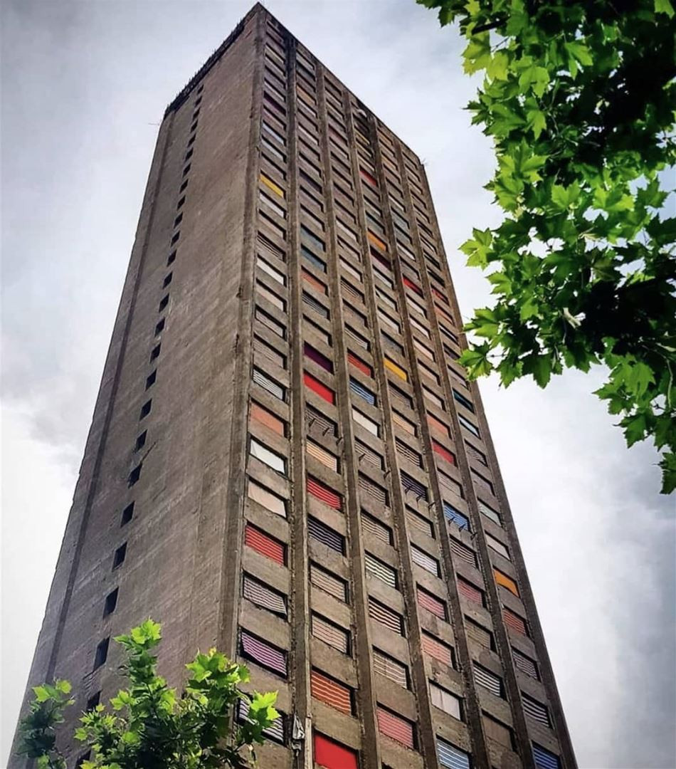 7. Burj el Murr Tower Tòa nhà chọc trời Burj el Murr Tower (Liban) cao 140m, bao gồm 40 tầng được xây dựng như một trung tâm thương mại vào năm 1974. Tuy nhiên, công trình bị đình trệ vô thời hạn khi Nội chiến Liban bắt đầu vào năm sau đó. (Ảnh: Lebanoninapicture)