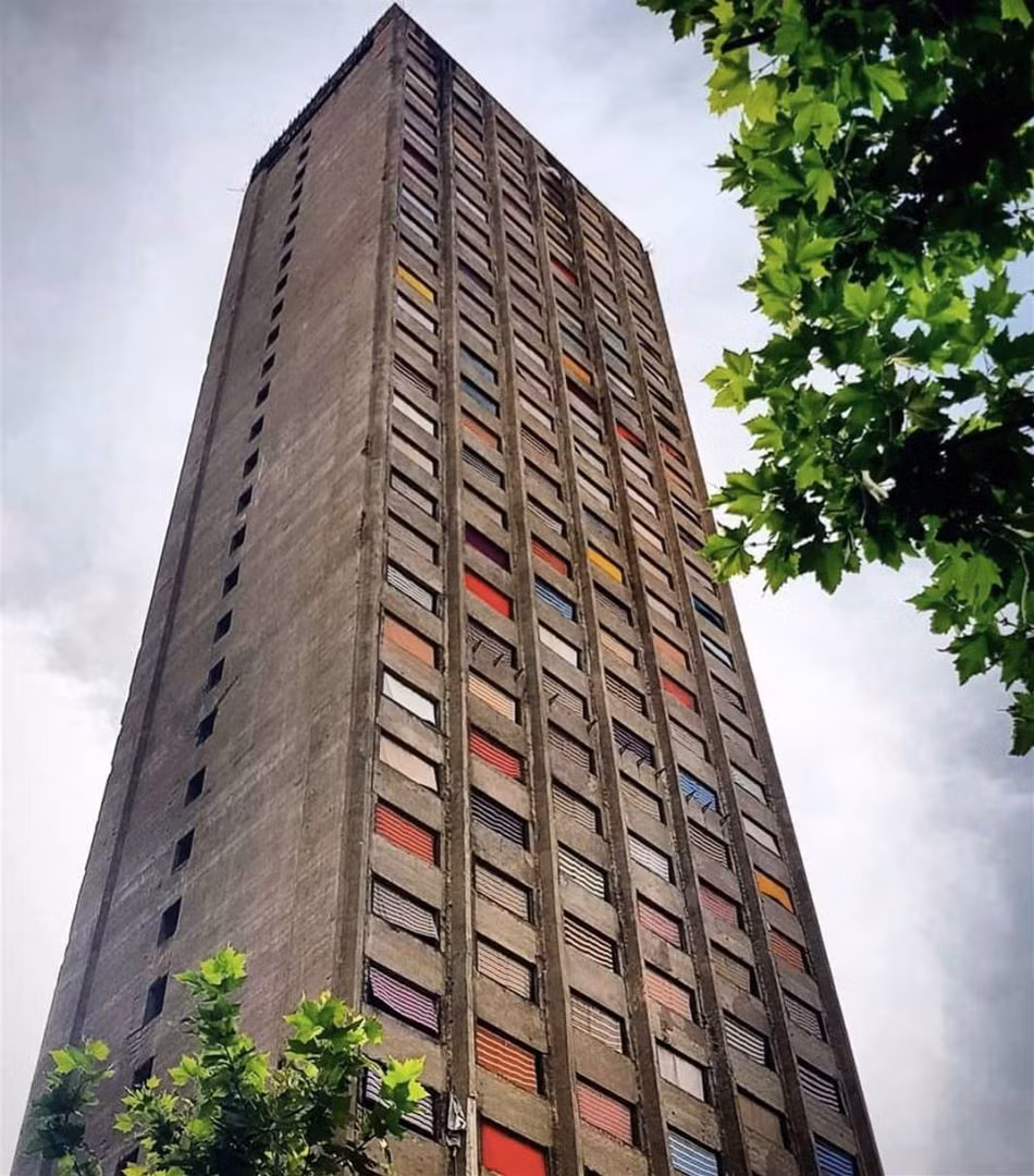 7. Burj el Murr Tower Tòa nhà chọc trời Burj el Murr Tower (Liban) cao 140m, bao gồm 40 tầng được xây dựng như một trung tâm thương mại vào năm 1974. Tuy nhiên, công trình bị đình trệ vô thời hạn khi Nội chiến Liban bắt đầu vào năm sau đó. (Ảnh: Lebanoninapicture)