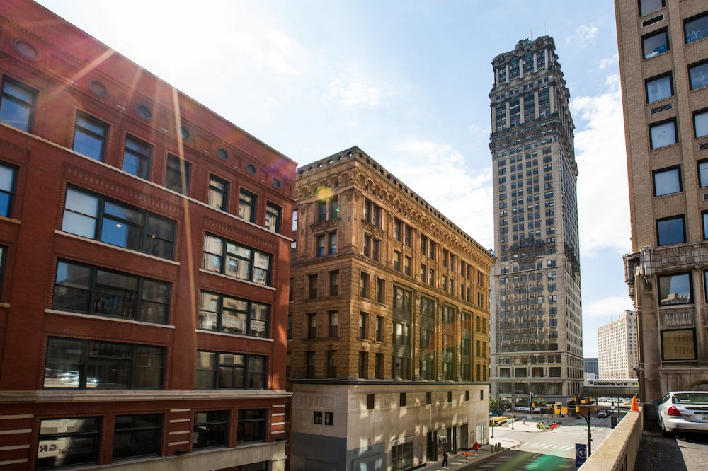 6. Book Tower Book Tower (Đại lộ Washington, khu thương mại Detroit, bang Michigan, Mỹ) mở cửa vào năm 1926 với chiều cao 145m, 38 tầng. Trước đây, Book Tower là minh chứng cho sự thịnh vượng của Detroit. Tuy nhiên, nhiều năm qua, công trình bị bỏ hoang và xuống cấp. (Ảnh: Medium)