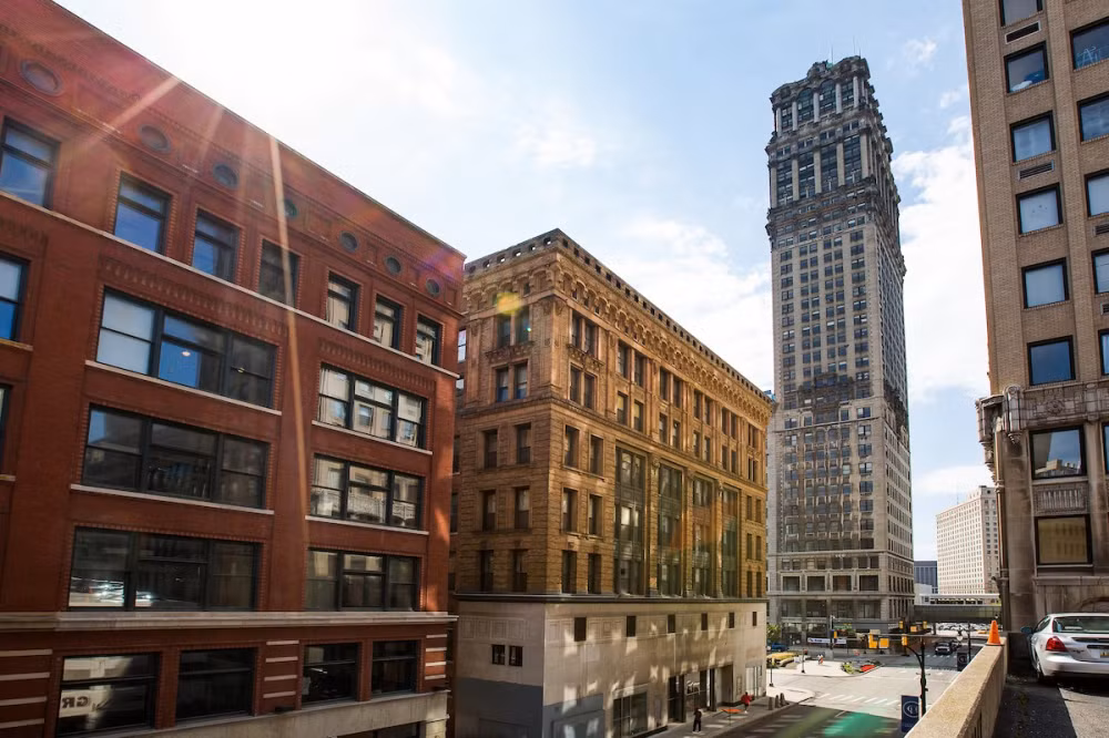 6. Book Tower Book Tower (Đại lộ Washington, khu thương mại Detroit, bang Michigan, Mỹ) mở cửa vào năm 1926 với chiều cao 145m, 38 tầng. Trước đây, Book Tower là minh chứng cho sự thịnh vượng của Detroit. Tuy nhiên, nhiều năm qua, công trình bị bỏ hoang và xuống cấp. (Ảnh: Medium)