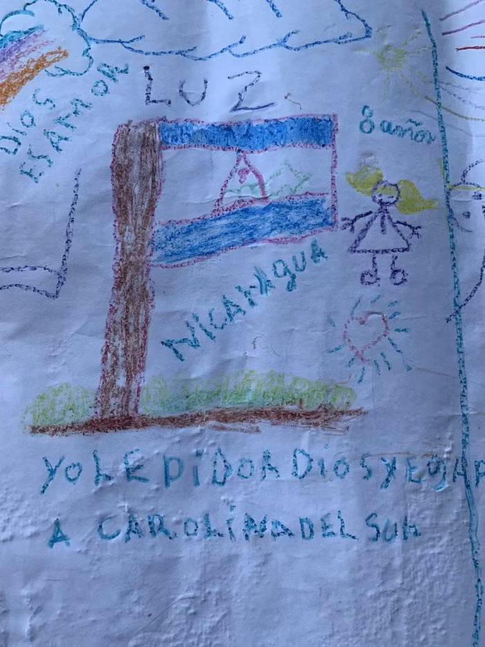 Một bé gái 8 tuổi viết "Yo le pido a Dios que llegamos a Carolina del Sur", nghĩa là "Cầu xin Chúa cho con đến Nam Carolina". Cô bé đang sống trong một khu lều trại ở Matamoros, bên kia biên giới Brownsville, Texas. "Đây là sang chấn tâm lý không dễ phục hồi, cô Arriaga nói. "Những gì các em đang phải trải qua và chịu đựng sẽ còn tác động đến cảm xúc trong một thời gian dài". Ảnh: Time.