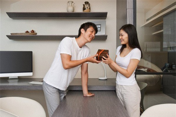 Ngay nao di lam ve cung bat gap chi dau dien canh khong tuong