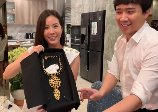 Hari Won doi hon khi Tran Thanh tang Hoa hau Thu Hoai qua gia tri-Hinh-2