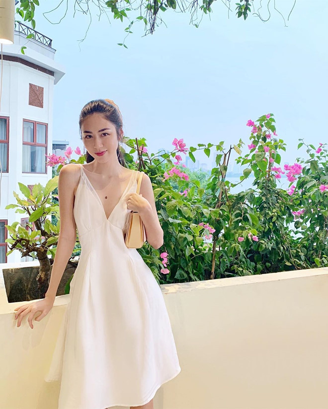 Trên trang cá nhân gần 140.000 người theo dõi, Mai Vân Trang thường đăng story về làm đẹp, về quan điểm sống, cách yêu thương bản thân. Ngoài ra, cô chăm chỉ khoe ảnh tình cảm với bạn trai nhưng luôn khéo léo dùng sticker che kín nửa kia khiến nhiều người tò mò. Mới đây, 9X vướng vào "lùm xùm" khi đăng story đêm nhạc Truyện ngắn của ca sĩ Hà Anh Tuấn dù trước đó, ban tổ chức chương trình đã đưa ra thông báo không được phép quay phim, chụp hình show diễn để tránh ảnh hưởng người xem sau. Sau đó, Mai Vân Trang đã đăng tải dòng xin lỗi và khẳng định sẽ không để sự việc tương tự xảy ra.