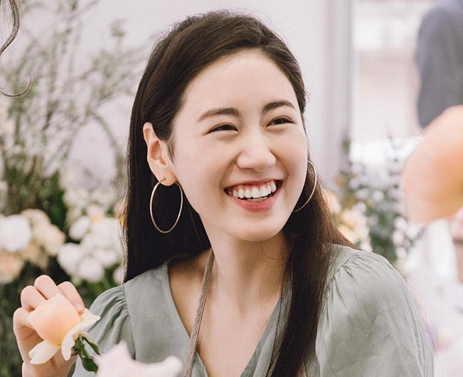 Mai Vân Trang (sinh năm 1997) - cựu du học sinh Phần Lan - được đánh giá là beauty blogger "có tâm" khi sẵn sàng tự kích ứng da mặt rồi show mặt mộc kín mụn để review các sản phẩm cho chị em. Ngoài công việc blogger, 9X là mẫu ảnh nổi tiếng cho nhiều cửa hàng thời trang ở Hà Nội. Mai Vân Trang nhận được nhiều sự chú ý khi vào vai Tấm trong MV Anh ơi ở lại (Chi Pu).