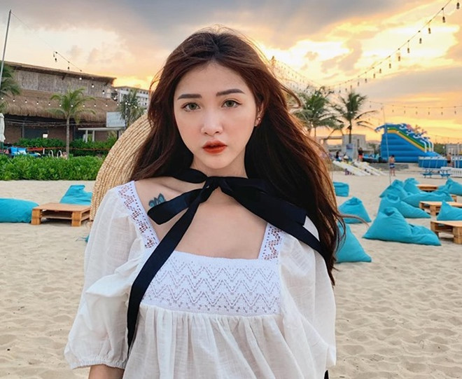 Trần Hương Linh (Linh Thỏ, sinh năm 1992) là hot girl, mẫu ảnh thời trang nổi tiếng. 9X được chú ý khi xuất hiện cùng Trương Hoàng Mai Anh, Linh Ku, Trâm Anh trong chương trình Nóng cùng World Cup 2018. Sau đó, Hương Linh thử sức ở lĩnh vực beauty blogger và chiếm được thiện cảm của người xem nhờ gương mặt xinh xắn, giọng nói dịu dàng.