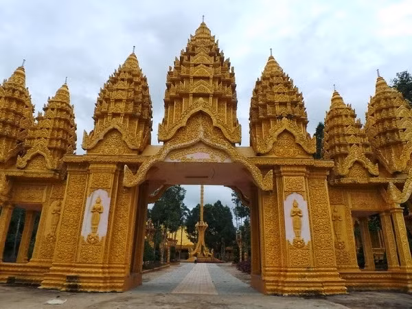 Ngôi chùa mang phong cách kiến trúc Angkor, một kiến trúc đặc trưng của người Campuchia. Ngôi chánh điện chùa Vàm Ray có 4 cổng, cổng chính quay mặt về hướng đông theo như các chùa Khmer nam Bộ.