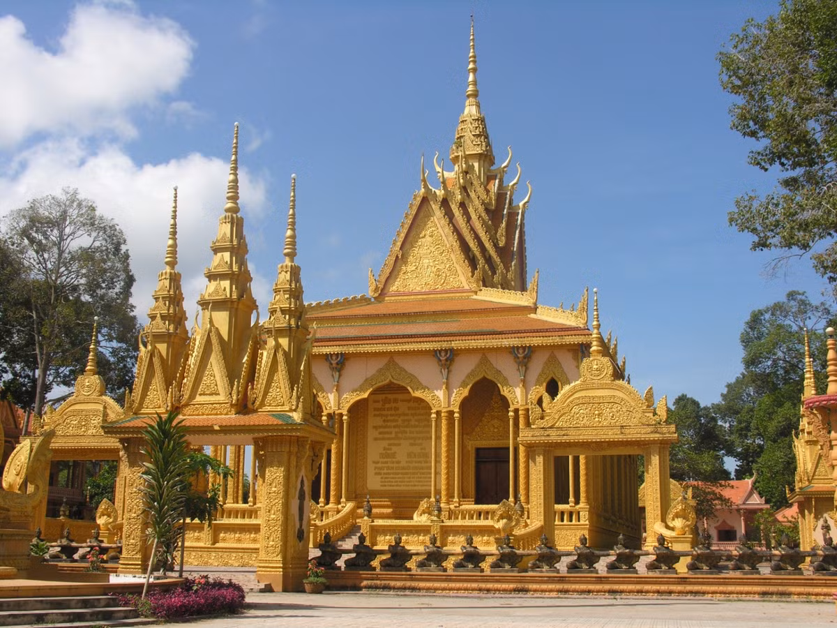 Bên trong chính điện được trang hoàng lộng lẫy với những bức tranh tường nhiều màu sắc, đậm chất văn hóa Khmer. Chủ để xuyên suốt của các tác phẩm là cuộc đời Đức Phật và giáo lý của nhà Phật. Đỉnh cao nghệ thuật của chùa Vàm Ray thể hiện ở những họa tiết độc đáo nơi mái vòm, tường, các hàng cột và cầu thang, như tượng đầu vị thánh bốn mặt Maraprum, nữ thần Kayno nửa người nửa chim, chim thần Marakrit…