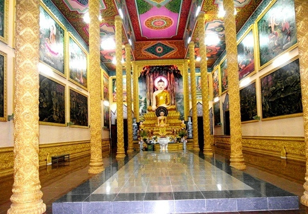 Đặc biệt, chếch về hướng Đông Nam của chính điện là tượng đức Phật Thích Ca nhập Niết Bàn có chiều dài 54m được đặt trên bệ tương đương một ngôi nhà 2 tầng.