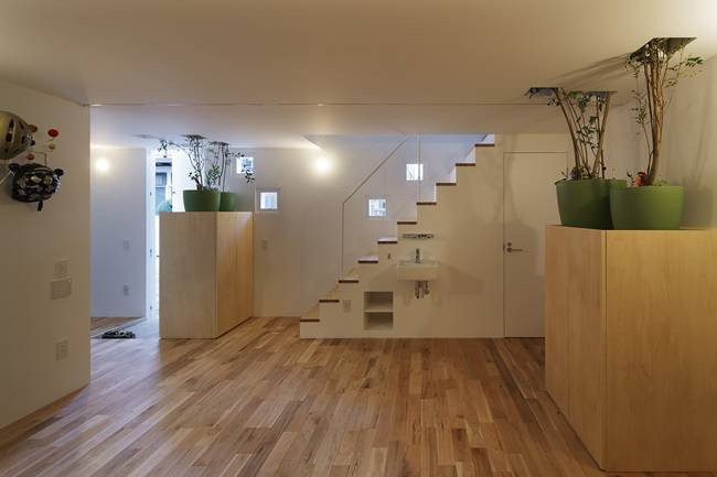 Khi đi bên ngoài có thể thấy căn nhà đơn giản và không có quá nhiều ấn tượng nhưng bên trong lại có không gian sống ngập ánh sáng và thoáng, rộng rãi.