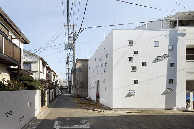 Ngôi nhà chính được xây cách đây 5 năm nhưng nó chật chội, nên ngôi nhà màu trắng được xây ở mảnh đất bên cạnh.