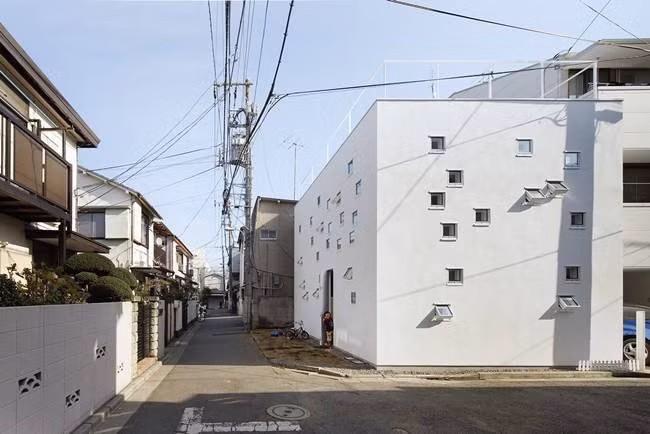 Ngôi nhà chính được xây cách đây 5 năm nhưng nó chật chội, nên ngôi nhà màu trắng được xây ở mảnh đất bên cạnh.