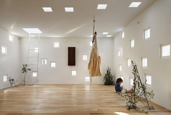 Nhìn từ bên ngoài, ngôi nhà ấn tượng với những ô cửa sổ nhỏ được bố trí ngẫu nhiên trên tường. Ngoài ra, còn có các ô vuông kiểu này bố trí ở sàn và mái nhà.