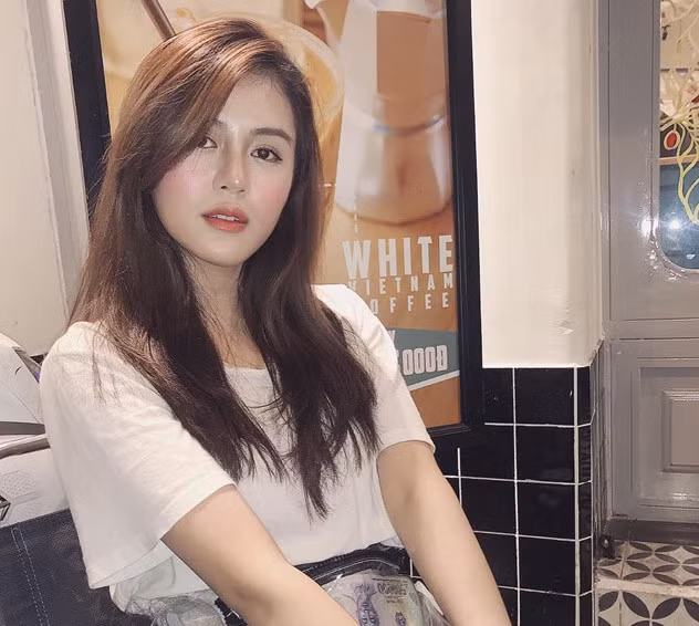 Nguyễn Lê Thảo Uyên (sinh năm 1997, Lâm Đồng) được nhiều người chú ý nhờ gương mặt xinh xắn tự nhiên, nụ cười duyên dáng và vóc dáng cân đối. Không chỉ vậy, cô còn được biết đến là "hot girl võ thuật" của trường đại học FPT Polytechnic (TP.HCM).