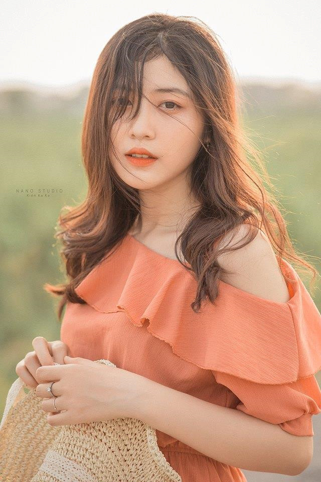 9X có ngoại hình xinh xắn, gu thời trang nữ tính, "kẹo ngọt". Ngoài thời gian học tập, luyện võ cùng CLB ở trường, Tuệ Linh là mẫu ảnh cho nhiều nhãn hàng thời trang. Hot girl Học viện Công nghệ Bưu chính Viễn thông sở hữu trang cá nhân hơn 50.000 người theo dõi. Nói về mục tiêu của bản thân, cô cho biết sẽ cố gắng phát triển công việc kinh doanh để trở thành doanh nhân đúng với ngành học của mình.