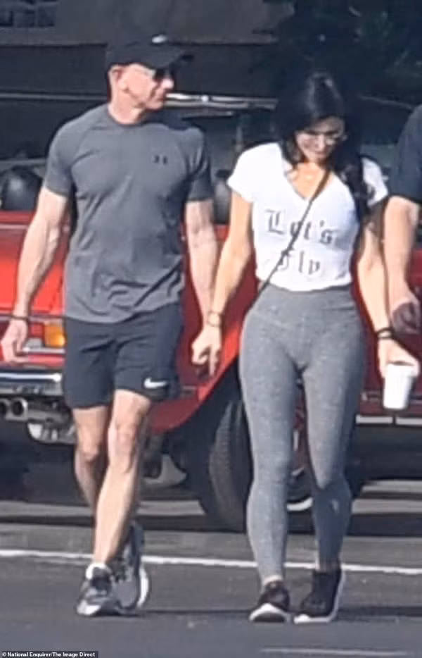 Lo loat anh ty phu giau nhat the gioi than mat ben nguoi tinh