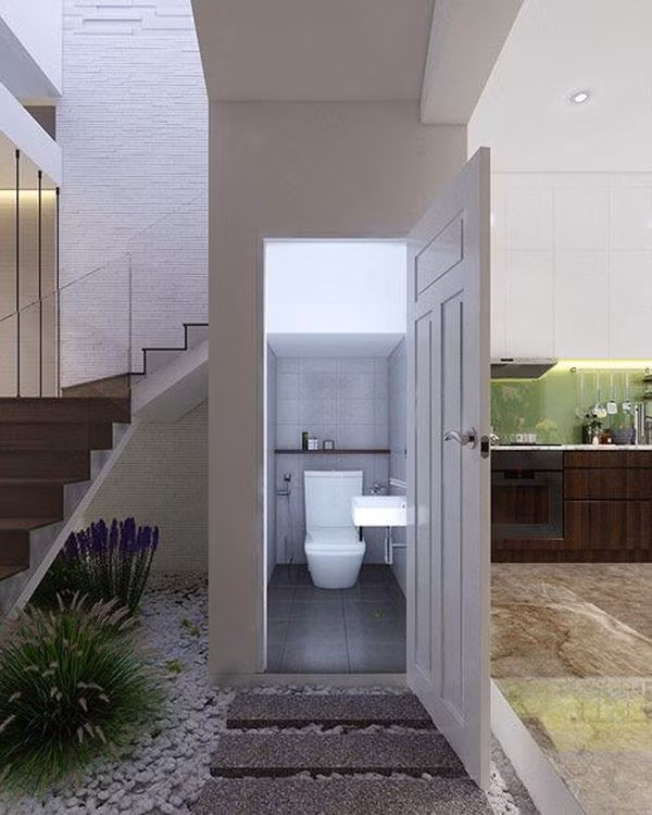 Phòng vệ sinh phân chia ranh giới giữa phòng khách và bếp.