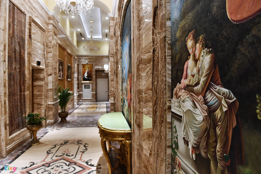 Một chuyên gia bất động sản từng nói với báo giới việc rất nhiều nhà đầu tư, môi giới đã tư vấn cho chủ đầu tư dự án này hạ giá bán căn hộ để phù hợp với mặt bằng của thị trường cho dễ bán nhưng chủ đầu tư không hạ giá được mặc dù họ biết rằng thị trường không thể chấp nhận. Vì thế, các căn hộ giá triệu USD này vẫn không dễ tìm người mua.