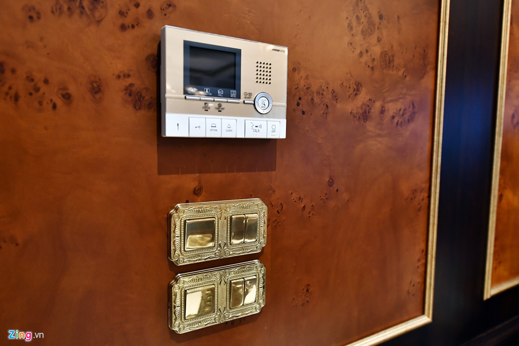Căn hộ còn được trang bị hệ thống smart home, bảo mật thông tin của gia chủ. Hệ thống smart home có thể tự động báo đến ban quản lý tòa nhà những thiết bị điện bị hỏng, không cần đợi đến khi gia chủ phát hiện. Thậm chí khi gia chủ đi vắng, hệ thống an ninh còn báo động khi có người lạ xâm nhập vào căn hộ. Trong ảnh là những công tắc đèn được mạ vàng và bảo ôn, giúp an toàn khi sử dụng, độ bền cao.