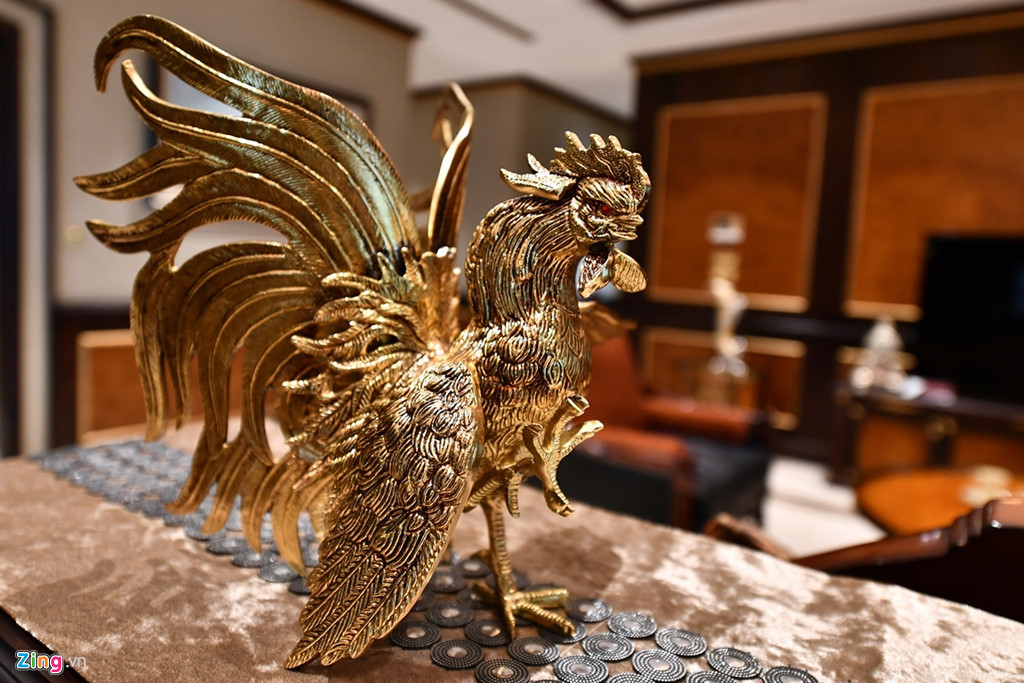 Căn hộ được chú ý đến những chi tiết nhỏ nhất bên trong nội thất để tạo dấu ấn trong phong cách thiết kế. Căn hộ rộng 232 m2 giúp tạo một không gian sống thoải mái cho gia chủ, và được ví như một "căn biệt thự ở trên cao".