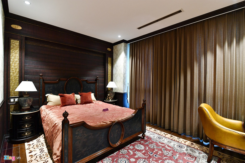 Căn hộ được chú ý đến những chi tiết nhỏ nhất bên trong nội thất để tạo dấu ấn trong phong cách thiết kế. Căn hộ rộng 232 m2 giúp tạo một không gian sống thoải mái cho gia chủ, và được ví như một "căn biệt thự ở trên cao".