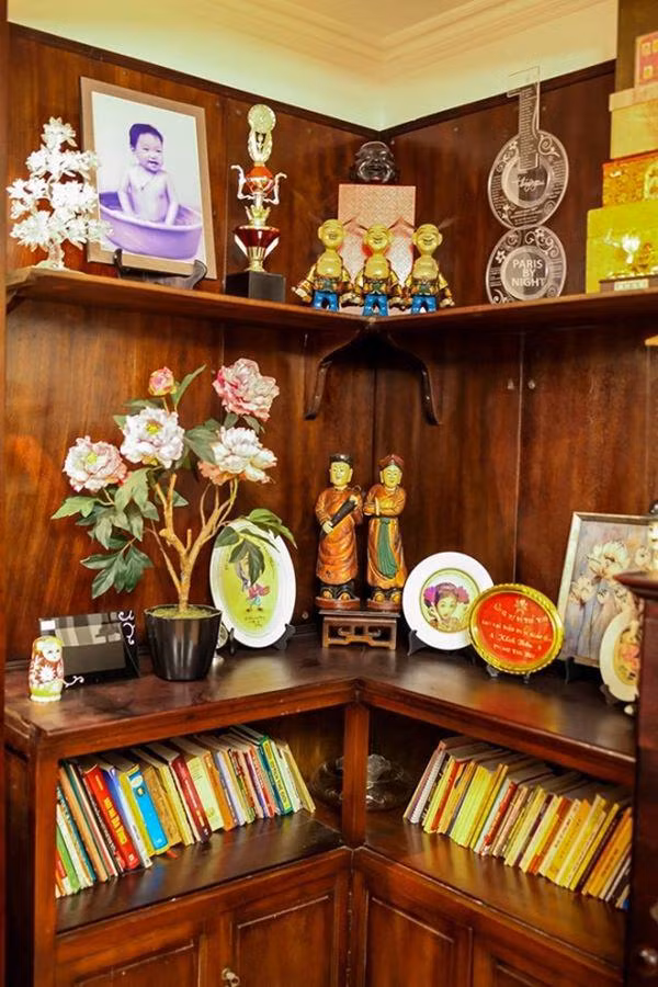 Góc thư viện nhỏ nơi chứa sách, báo, thư của người hâm mộ...