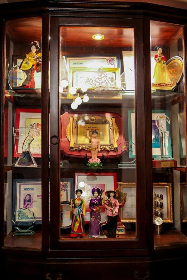 Vui vẻ, nhí nhố và hài hước là những gì mọi người nhắc về Thúy Nga và cũng là hình ảnh cô xây dựng suốt mấy mươi năm qua, nhưng ngược lại ở nhà cô lại là người khác hẳn. “Thực ra, con người của Nga, luôn thích lưu trữ những kỉ niệm của cuộc đời kể cả vui lẫn buồn, kể cả những thành công và kèm luôn thất bại. Lưu giữ trong thư viện phòng nhà và lưu giữ luôn trong tâm thức để thỉnh thoảng ngó qua hay nhớ về mình sẽ trưởng thành hơn nữa. Mà cũng phải thừa nhận rằng, tui tuổi còn trẻ mà thiết kế cái phòng nhìn già nhỉ. Nga giỡn giỡn ngoài đường, chứ về đến nhà là phong cách lật ngược hết", Thúy Nga tiết lộ.