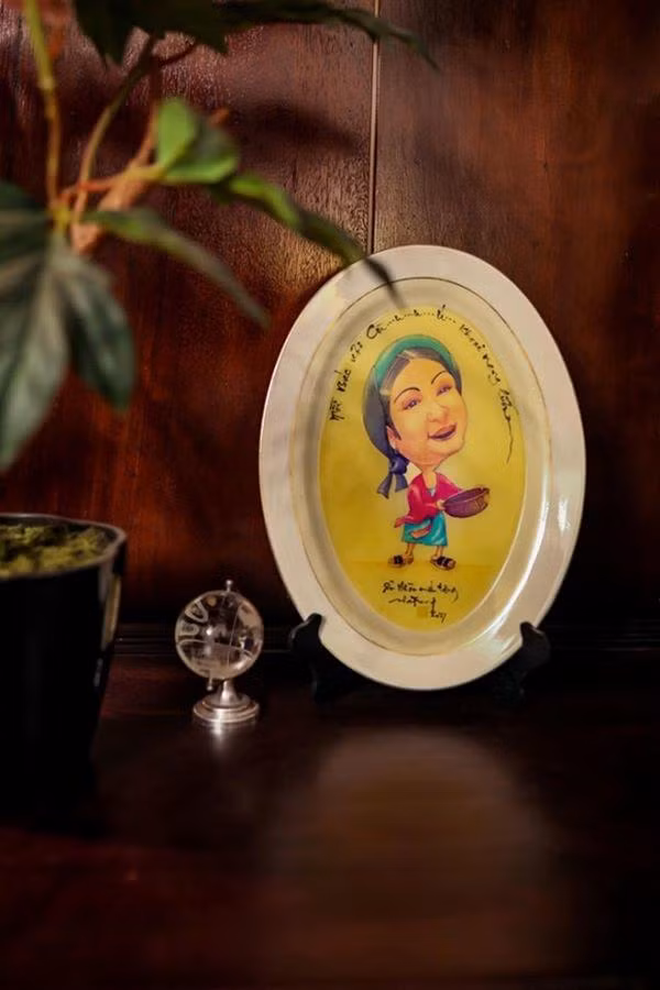 Đây cũng là nơi với nhiều tượng phật, huy chương, kỷ niệm chương...