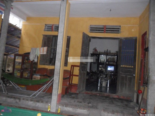 Bố Tiệp - bác Na - làm quản lý bến xe khách của Thị trấn, còn mẹ Tiệp ở nhà lo nội trợ và quản lý 3 bàn bi-a. Mẹ Khắc Tiệp cho biết, ông bà làm việc để cho vui, chứ chi tiêu chính trong nhà là do Tiệp gửi về. Mỗi tháng "ông trùm" gửi về phụ giúp gia đình 10 triệu đồng. Theo bà, với mức sống ở quê, như thế là thoải mái. Mặc dù mỗi tháng Vũ Khắc Tiệp vẫn chu cấp cho gia đình 10 triệu nhưng số tiền đó chỉ đủ trả nợ cho anh trai.