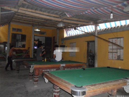 Phía trong, căn nhà gồm 1 nhà chính là 1 ngôi nhà mái ngói 3 gian và 1 nhà ngang làm bếp và công trình phụ. Căn nhà nhỏ và có phần cũ kỹ rất giản dị. Trong sân đặt 3 bàn bi-a. Theo lời mẹ Tiệp, thường ngày bà ở nhà lo nội trợ và quản lý 3 bàn bi-a này để có thêm thu nhập.