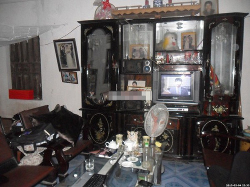 Nội thất trong nhà cũng được bày biện hết sức đơn sơ. Hai gian bên bày 2 chiếc giường ngủ, gian giữa kê bộ bàn ghế và chiếc tủ đứng.