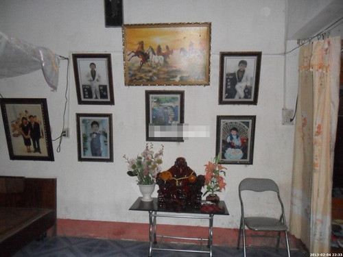 Trên tường treo la liệt những bức hình của Tiệp. Ngoài ra còn có rất nhiều bức hình cha mẹ Tiệp chụp cùng giới người mẫu, diễn viên... trong những lần Đêm hội chân dài được lồng trong khung lớn một cách trang trọng.