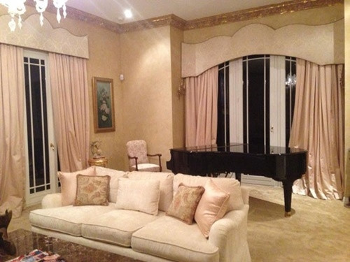 Không chỉ có căn biệt thự xa hoa như trên, vợ chồng Hà Phương còn khiến ông trùm bất động sản Donald Trump “tái mặt” khi chi 34,3 triệu USD (hơn 723 tỉ đồng) mua trọn tầng 89 và nửa tầng 90 tháp Trump World Tower, nằm ở số 845 United Nations Plaza, đại lộ First Avenue, giữa đường 47 và 48, quận Manhattan, New York.