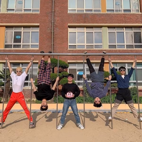 Mới đây, cũng chính anh chàng này đã đăng tải tiếp loạt ảnh chụp lầy cùng hội bạn, nhưng lần này thành viên của nhóm bạn đã lên đến 7-8 người.