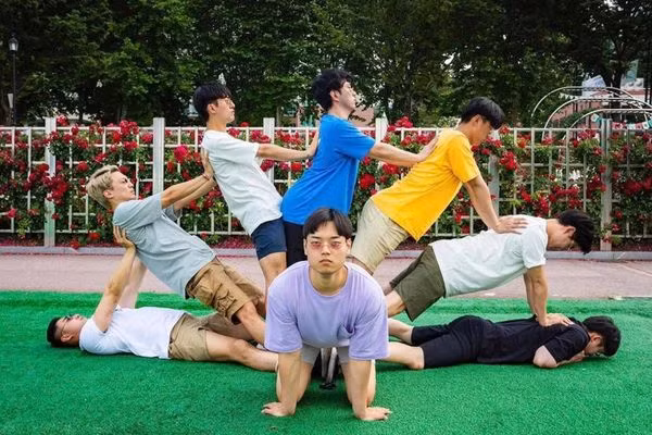 Với lực lượng đông như vậy, chúng ta không nên dàn hàng ngang để chụp, mà hãy sáng tạo hơn như… vòng cung nè, xếp lớp trước sau nè, phong cách… bàn thờ nè.