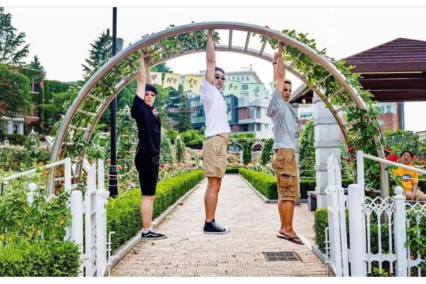 Nhắm làm lại 3 đứa anh không?