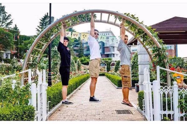 Nhắm làm lại 3 đứa anh không?