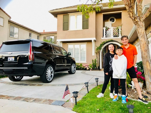 Ít giờ trước, "Ông hoàng nhạc Việt" đăng tải loạt ảnh cùng 2 con nuôi Huỳnh Như và Ku Tin đã có mặt trên đất Mỹ sau chặng bay dài. Nam ca sĩ cho 2 con nuôi qua Mỹ chơi, thăm thú nhà mới nhân chuyến lưu diễn. Đây là lần đầu được khám phá ngôi nhà mới nên 2 con nuôi của Mr Đàm tỏ ra rất hào hứng.