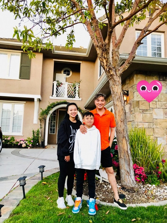 "Hello Việt Nam, đã tới Mỹ rồi nghen. Cả nhà yên tâm. Hành lý hơi nhiều, muốn xệ xe. Khó tánh quá. Phải đúng tone màu, phải ngay lập tức mới chịu. Chỗ nào nói 3 ngày, 1 tuần là phủi đít đứng lên sorry liền. Cái nết gì kỳ. Vậy thì phải chấp nhận làm con lừa thồ hàng thôi. Cấm than van van. Kêu ca là tát. Vâng, phải rinh 32 cái màn cửa sổ, 3 bộ đèn chùm, cái nào cũng 50kg trở lên, cái nặng nhất 72kg. 28 đôi giày, hàng loạt đồ diễn để bớt bên này, giải cứu bên kia cùng vô số đồ dùng hằng ngày" - Mr Đàm viết.