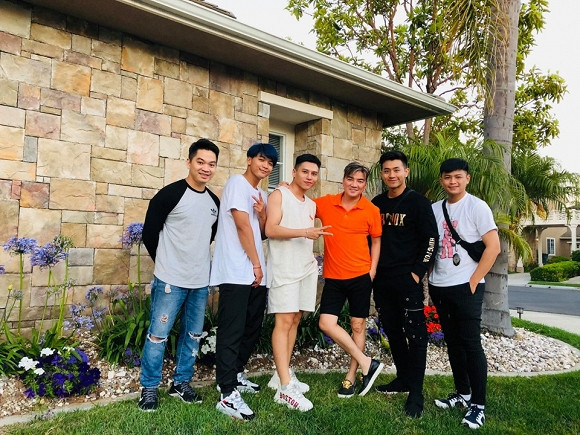 Ngoài 2 con nuôi, Đàm Vĩnh Hưng còn hội ngộ một số người thân ở Mỹ tại biệt thự riêng.