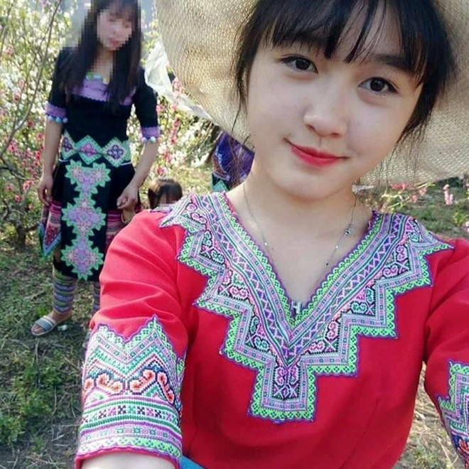 Bức ảnh chụp lén Vàng Thị Dung được cộng đồng mạng nhiệt tình chia sẻ. Nhiều khách du lịch thậm chí còn tìm tới tận quán cơm lam này để được gặp 10X. Cô đang theo học tại một trường cấp ba ở Lai Châu. Phụ giúp cha mẹ bán hàng là công việc quen thuộc của Dung sau giờ học. Việc bất ngờ nổi tiếng đem lại cho nữ sinh khá nhiều rắc rối. Dù vậy, cô vẫn cảm ơn mọi người đã yêu mến mình.